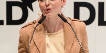 Rose McGowan Twitter'ı onu 'susturmaya' çalışmakla suçladı