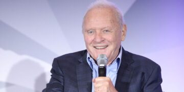 Sör Anthony Hopkins, Galler'de Bafta galibiyetini kutluyor