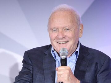 Sör Anthony Hopkins, Galler'de Bafta galibiyetini kutluyor