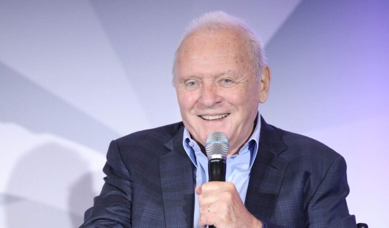 Anthony Hopkins, Galler’de Bafta galibiyetini kutluyor
