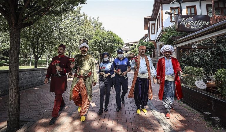 Zabıtadan nostaljik kıyafetlerle ‘tarihi’ denetim